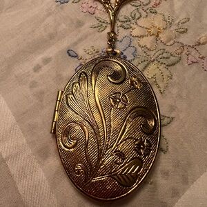 Gold Flower Oval Locket Necklace